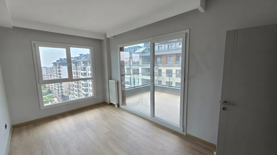 Top-Floor 4+1 Duplex: Dual Views & Massive Terrace