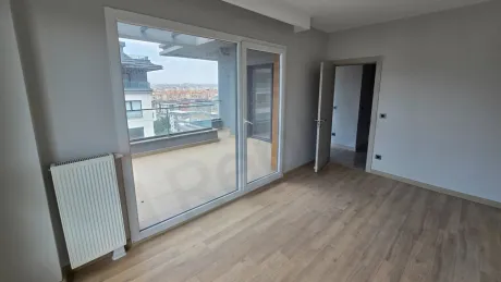 Top-Floor 4+1 Duplex: Dual Views & Massive Terrace