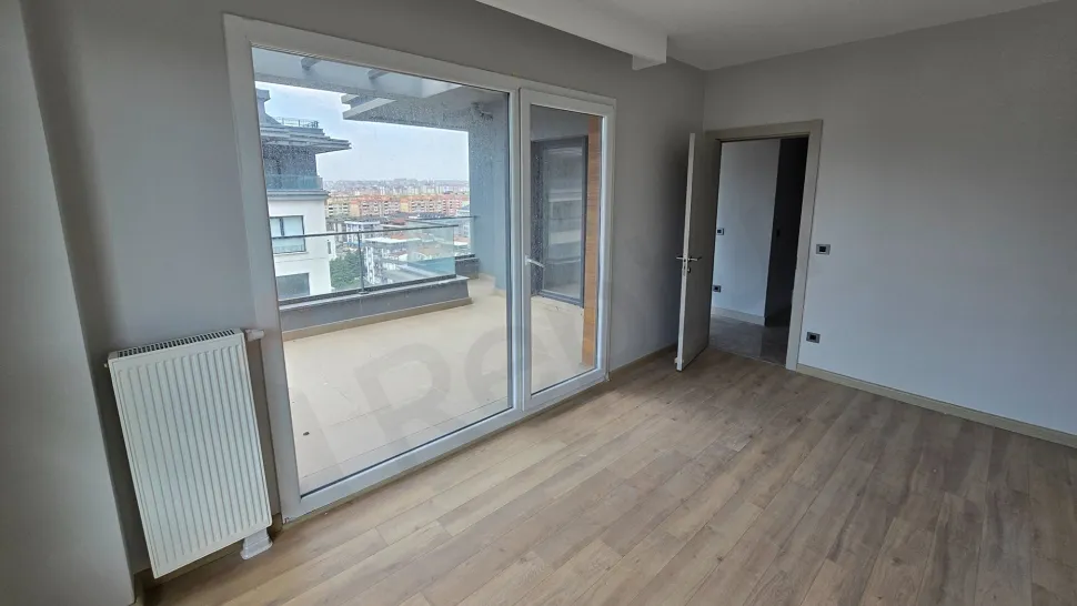 Top-Floor 4+1 Duplex: Dual Views & Massive Terrace