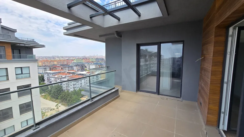 Top-Floor 4+1 Duplex: Dual Views & Massive Terrace