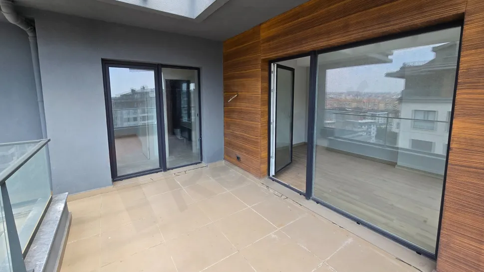 Top-Floor 4+1 Duplex: Dual Views & Massive Terrace