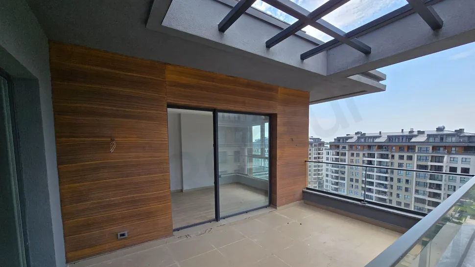 Top-Floor 4+1 Duplex: Dual Views & Massive Terrace