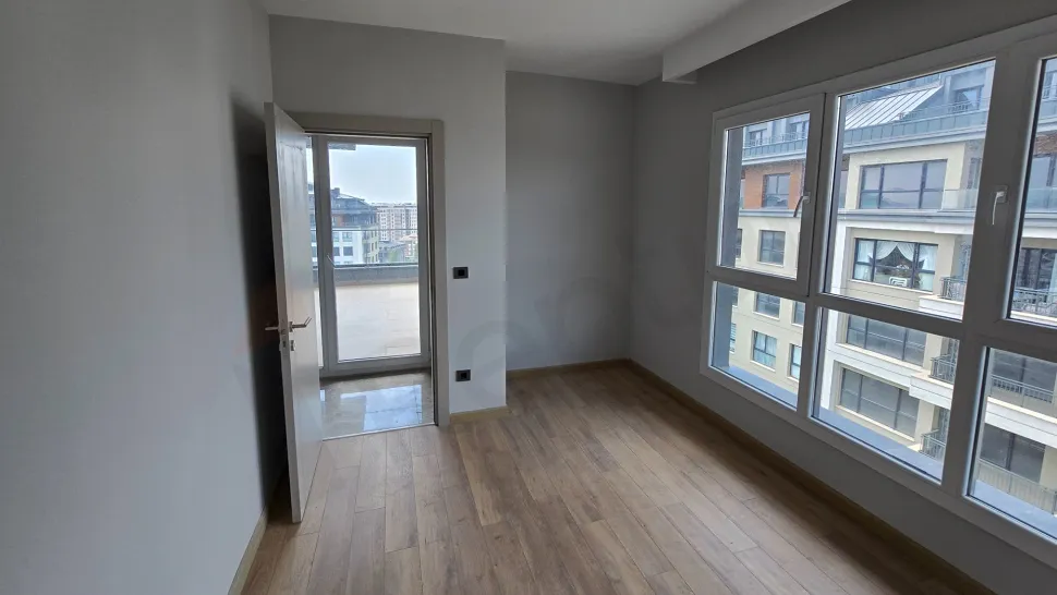 Top-Floor 4+1 Duplex: Dual Views & Massive Terrace