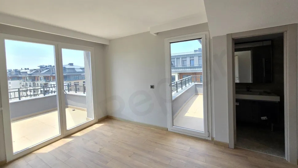 Top-Floor 4+1 Duplex: Dual Views & Massive Terrace