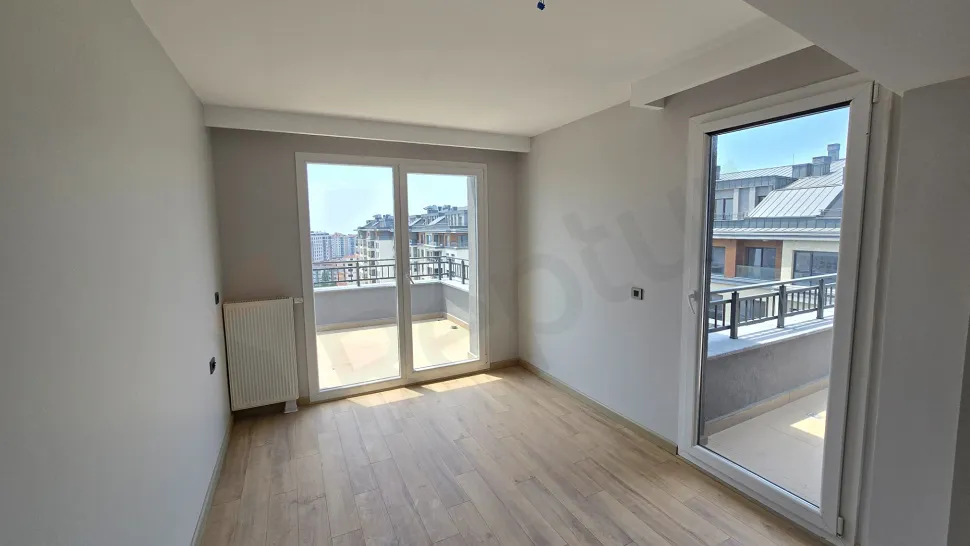 Top-Floor 4+1 Duplex: Dual Views & Massive Terrace