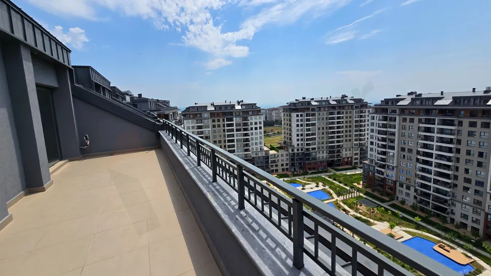 Top-Floor 4+1 Duplex: Dual Views & Massive Terrace