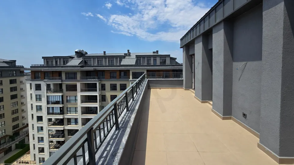 Top-Floor 4+1 Duplex: Dual Views & Massive Terrace