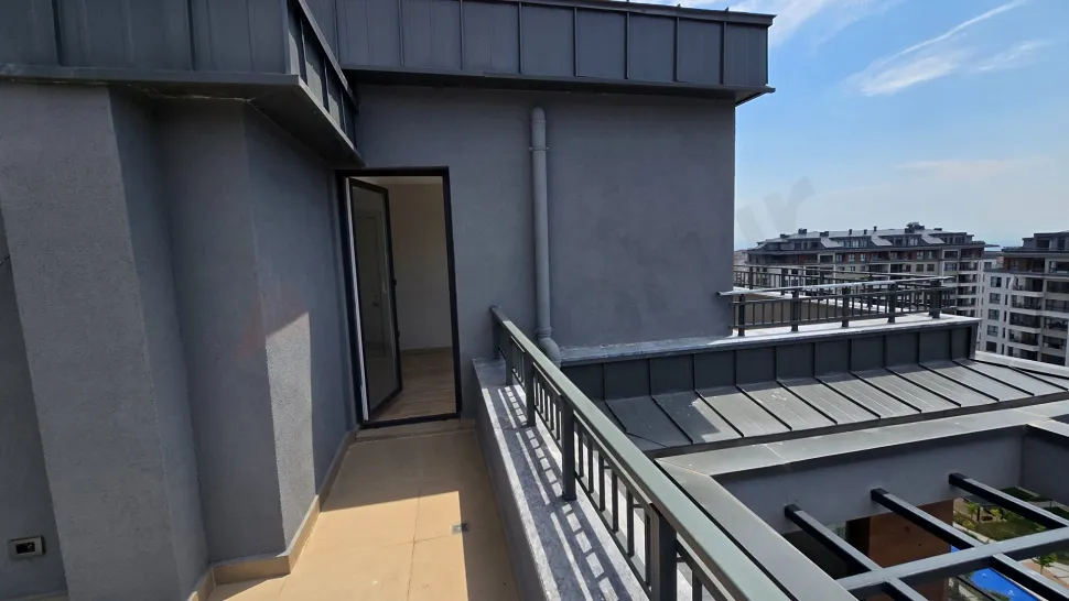 Top-Floor 4+1 Duplex: Dual Views & Massive Terrace