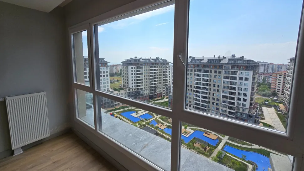 Top-Floor 4+1 Duplex: Dual Views & Massive Terrace