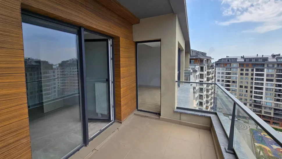 Top-Floor 4+1 Duplex: Dual Views & Massive Terrace