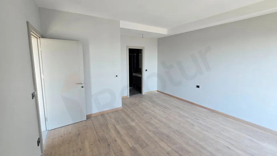 Spacious and sunlit modern bedroom image of a 5+1 duplex apartment for sale in Beylikdüzü.