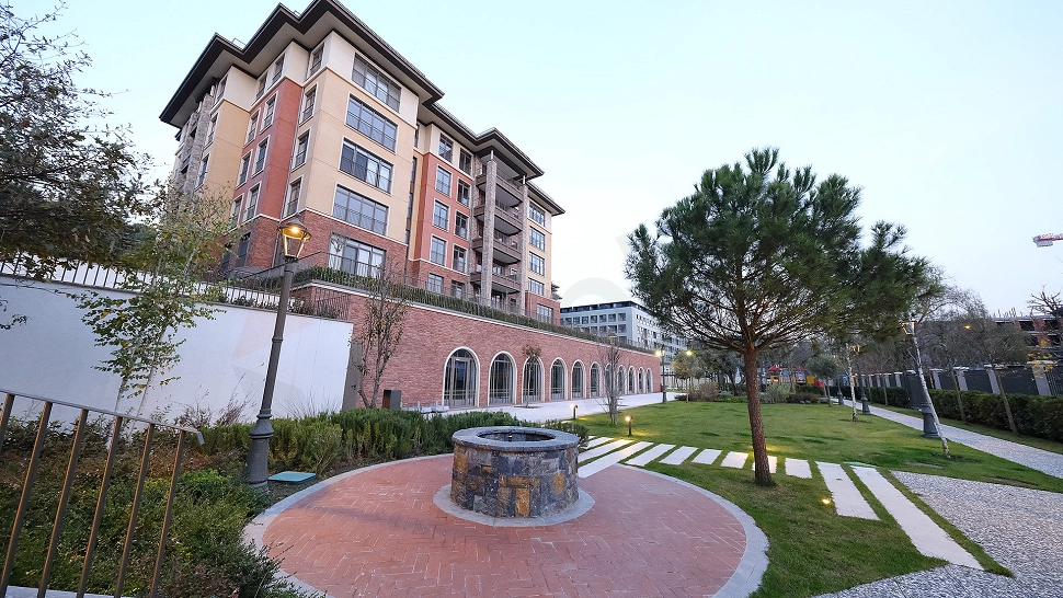 Image of a large and well-maintained garden.