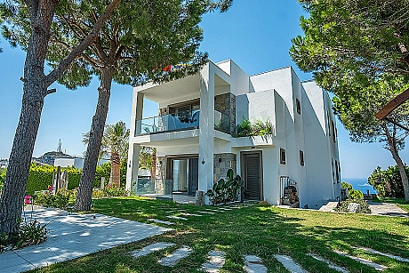 Image of a mansion with a spacious garden.