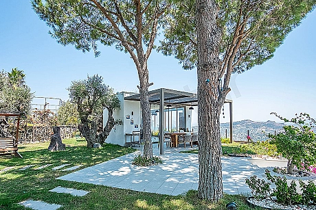 Image of a mansion with a large garden.