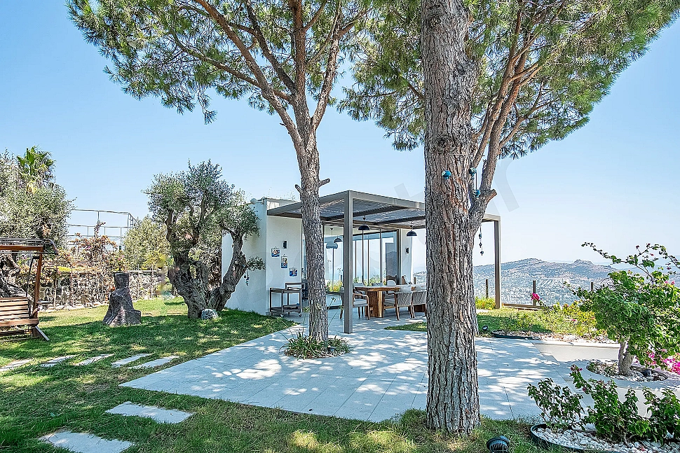 Image of a mansion with a large garden.