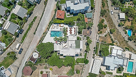 Photo of a mansion with a large garden.