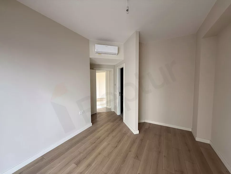 General view of a modern and spacious bedroom