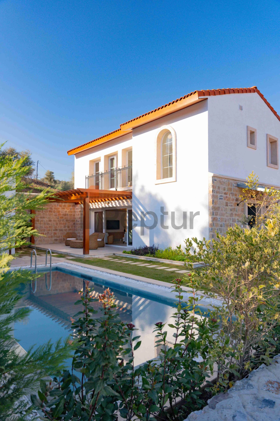 Exclusive large-scale villa project in a developing area near the airport