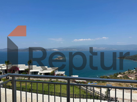 For sale from the owner, a finished residence with a panoramic view of the sea