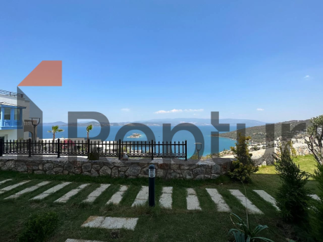 For sale from the owner, a finished residence with a panoramic view of the sea