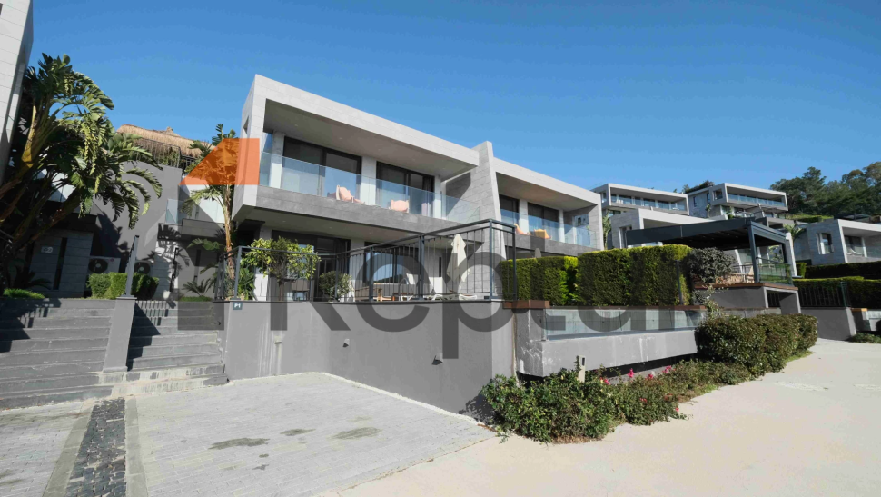 Two-storey villa with three bedrooms for rent from the agency Reptur