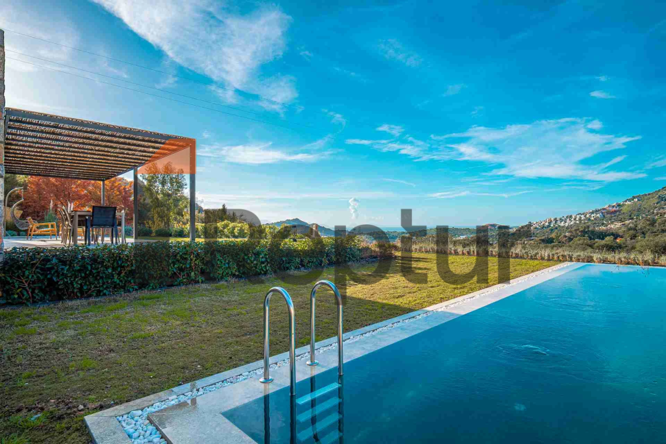 14 luxury villas with Aegean Sea and mountain views for sale in Gumusluk