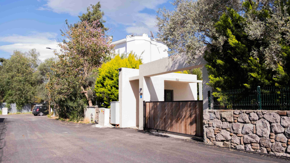 For rent Duplex Apartment Layout 2+1, with 2 bathrooms, balcony and terrace with access to the garden.