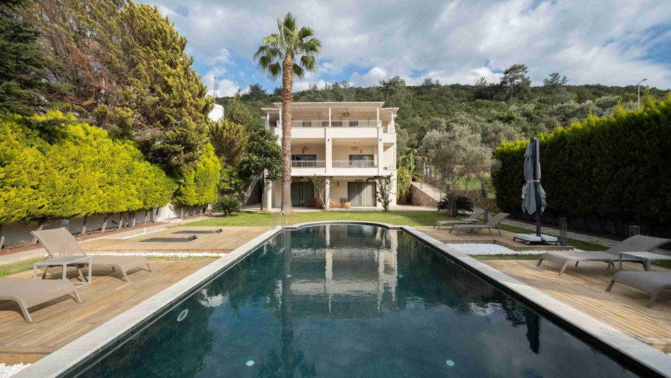 For rent Duplex Apartment Layout 2+1, with 2 Bathrooms, Balcony and Terrace with Access to the Pool