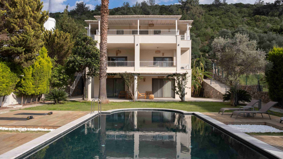 For rent Duplex Apartment Layout 2+1, with 2 Bathrooms, Balcony and Terrace with Access to the Pool