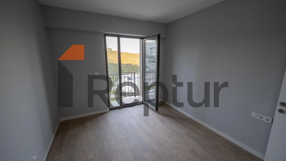 For sale apartment from the owner, ready 2+1 with a view of the lake.