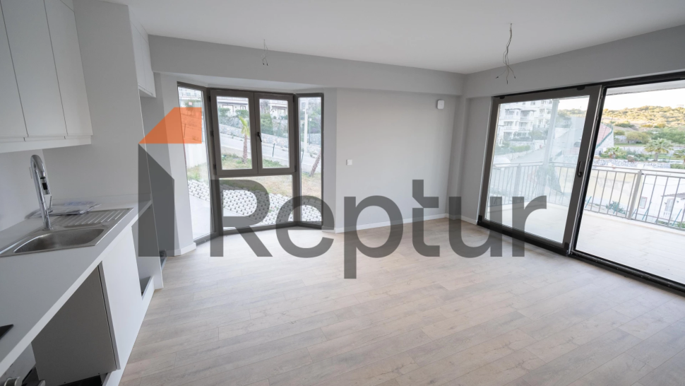 For sale apartment from the owner, ready 2+1 with a view of the lake.