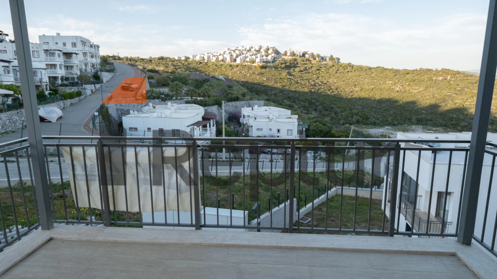 For sale apartment from the owner, ready 2+1 with a view of the lake.