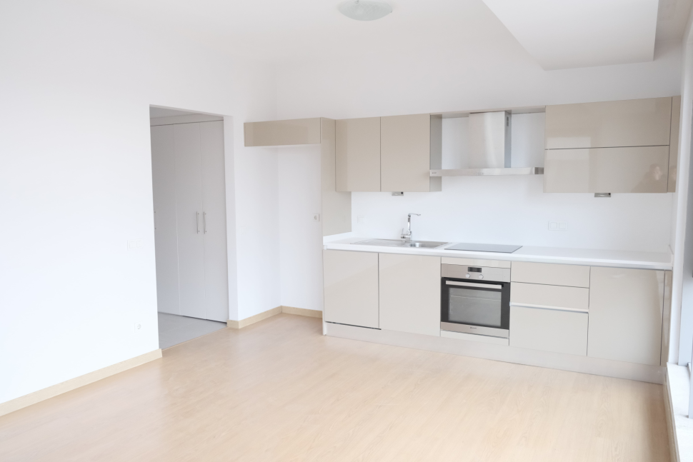 For sale spacious apartment from the owner 2+1 with large windows and two bathrooms Kadikoy district