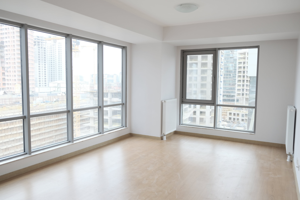 For sale spacious apartment from the owner 2+1 with large windows and two bathrooms Kadikoy district