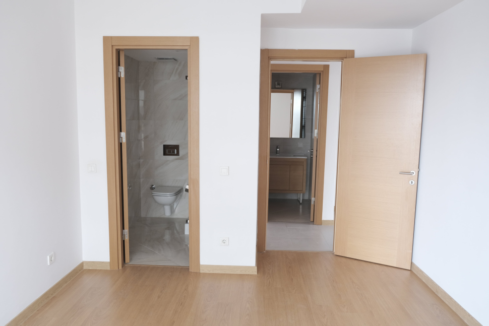 For sale spacious apartment from the owner 2+1 with large windows and two bathrooms Kadikoy district