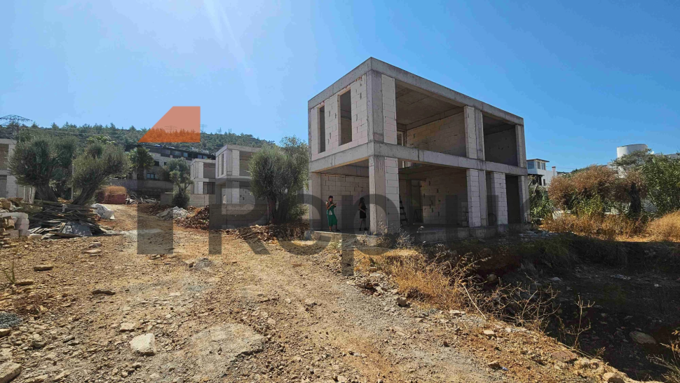 Luxury 300m² Duplex Villa with Private Garden and Pool in Bodrum