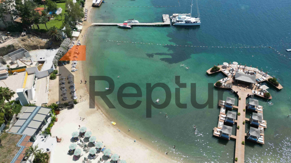 Luxury residences on the first coastline.