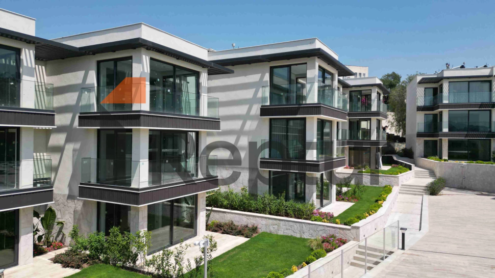 Luxury residences on the first coastline.