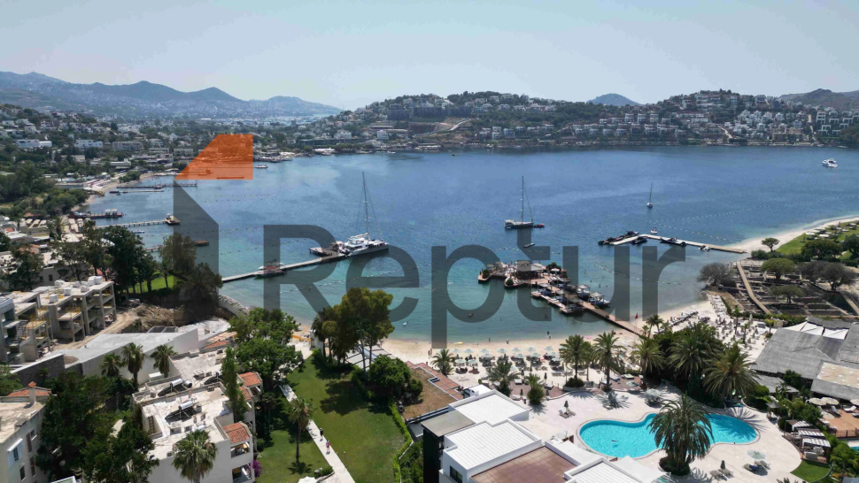 Luxury residences on the first coastline.