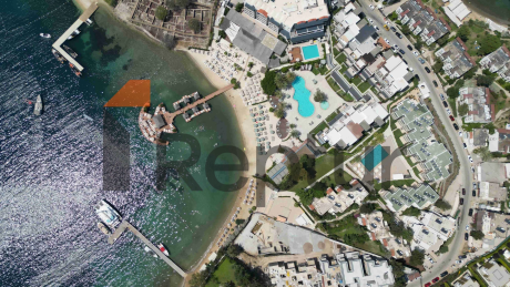 Luxury residences on the first coastline.