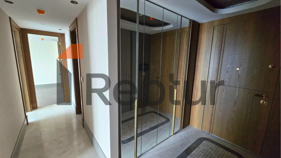 Luxury 3+1 apartment in a modern complex with panoramic views of the Marmara Sea and green areas in the historical center of Istanbul