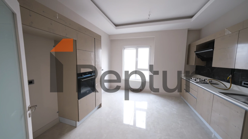 Spacious 3+1 apartment in Kartal area with panoramic sea view