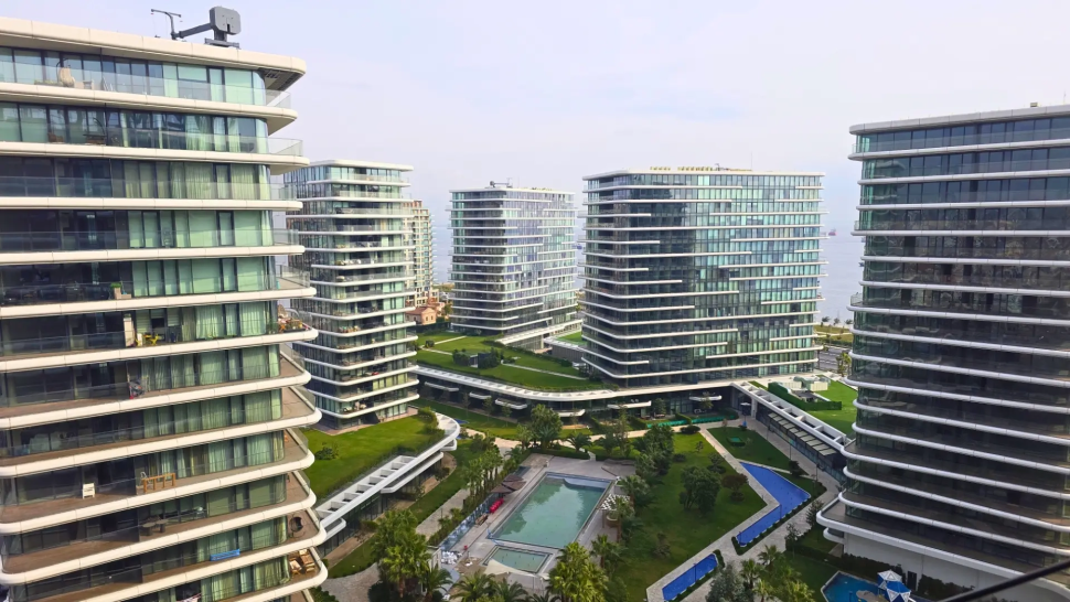 Luxury 3+1 apartment in a modern complex with panoramic views of the Marmara Sea and green areas in the historical center of Istanbul