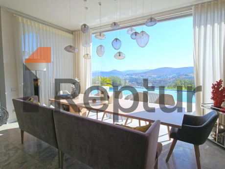 THREE-STOREY PRIVATE HOUSE WITH PANORAMIC SEA VIEW