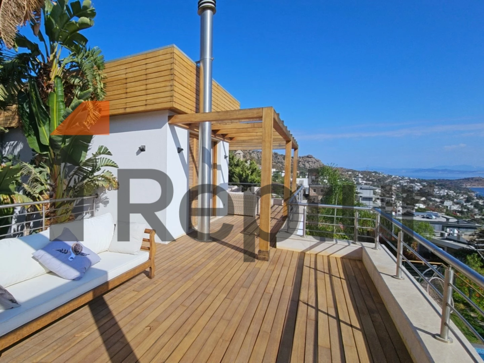 THREE-STOREY PRIVATE HOUSE WITH PANORAMIC SEA VIEW