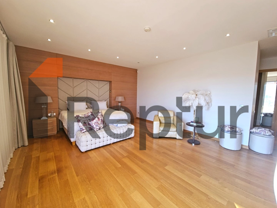 THREE-STOREY PRIVATE HOUSE WITH PANORAMIC SEA VIEW