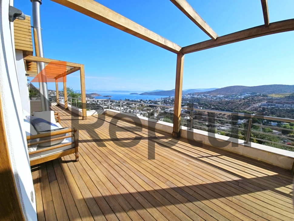 THREE-STOREY PRIVATE HOUSE WITH PANORAMIC SEA VIEW