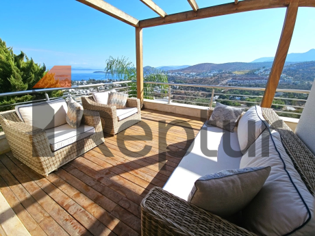 THREE-STOREY PRIVATE HOUSE WITH PANORAMIC SEA VIEW