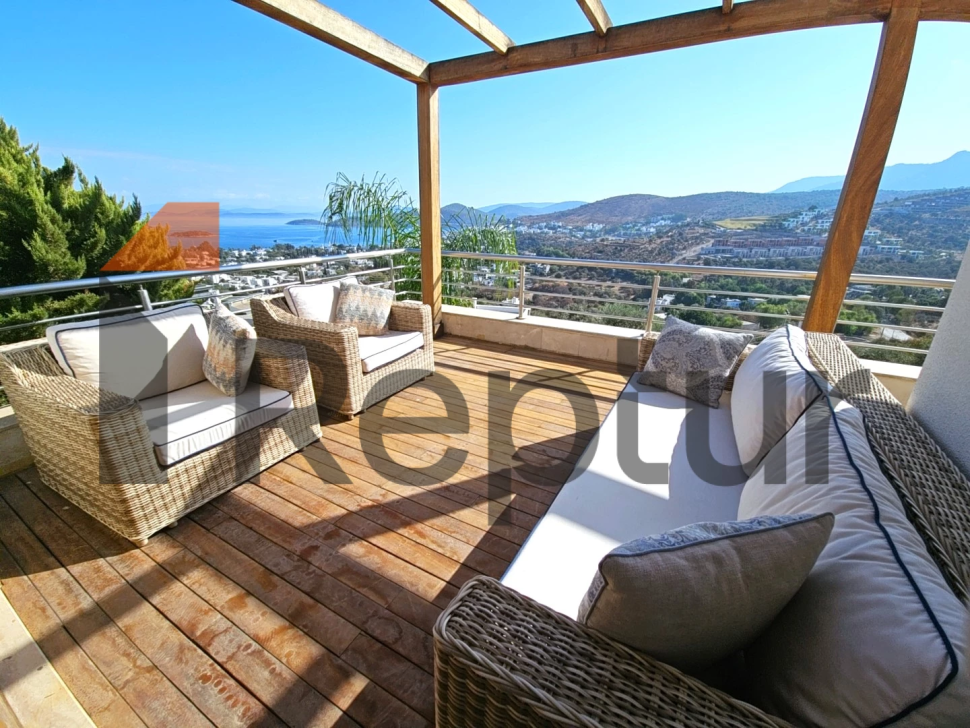 THREE-STOREY PRIVATE HOUSE WITH PANORAMIC SEA VIEW