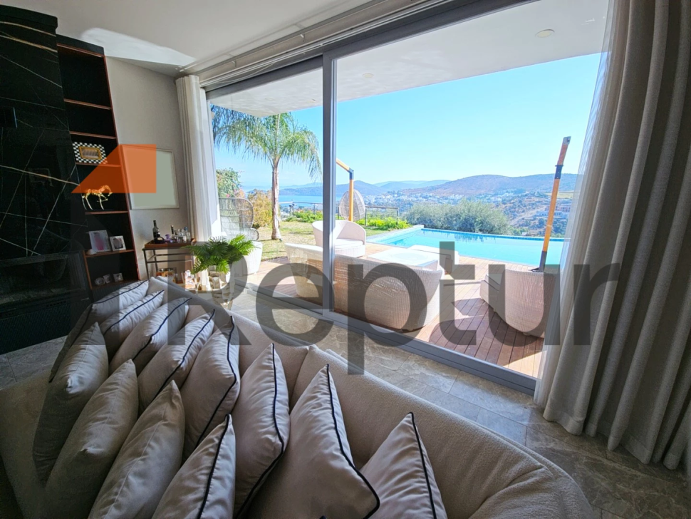 THREE-STOREY PRIVATE HOUSE WITH PANORAMIC SEA VIEW